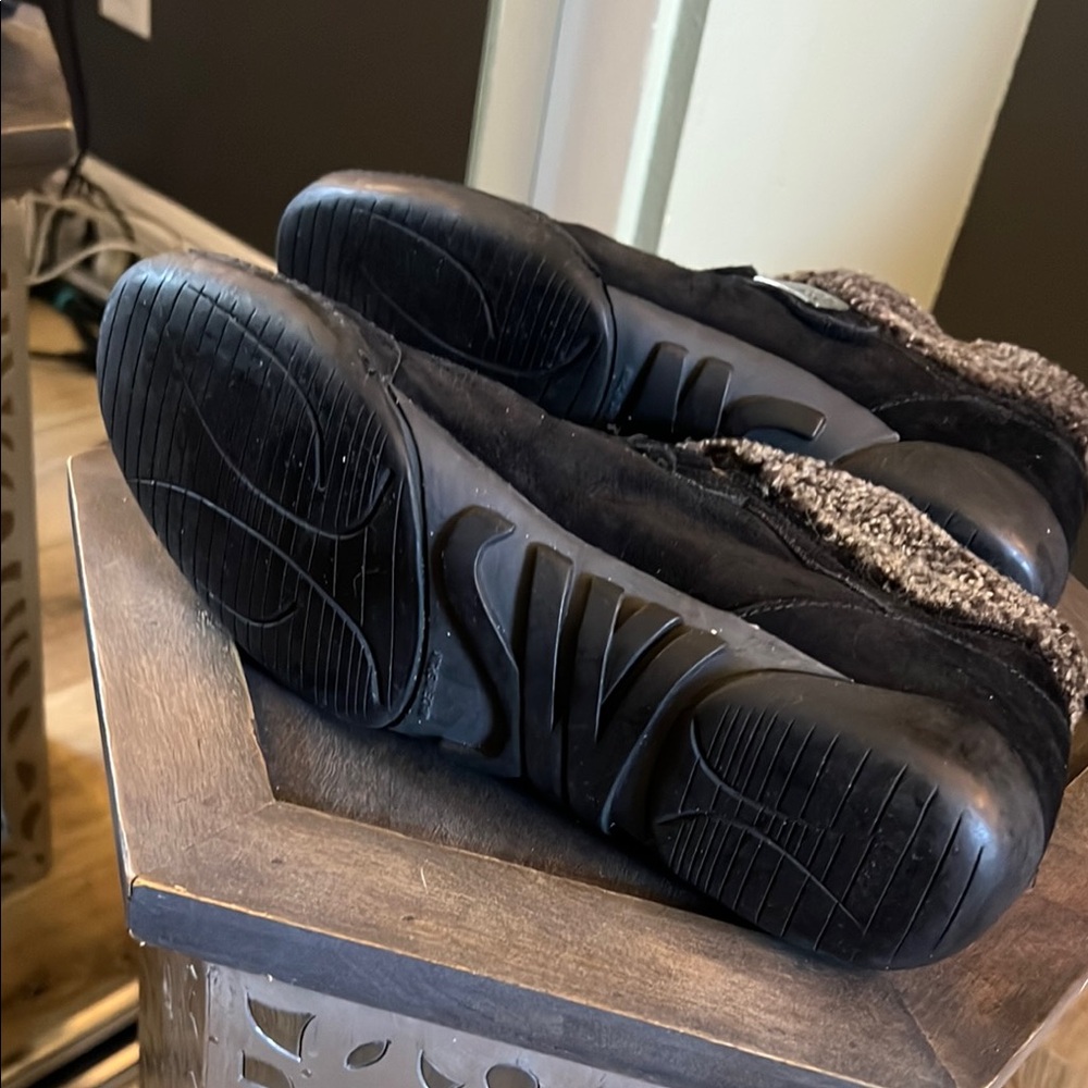 π 1 hour sale. Stuart Weitzman, 9.5, Black suede High-Top Sneakers, faux fur - Picture 4 of 10